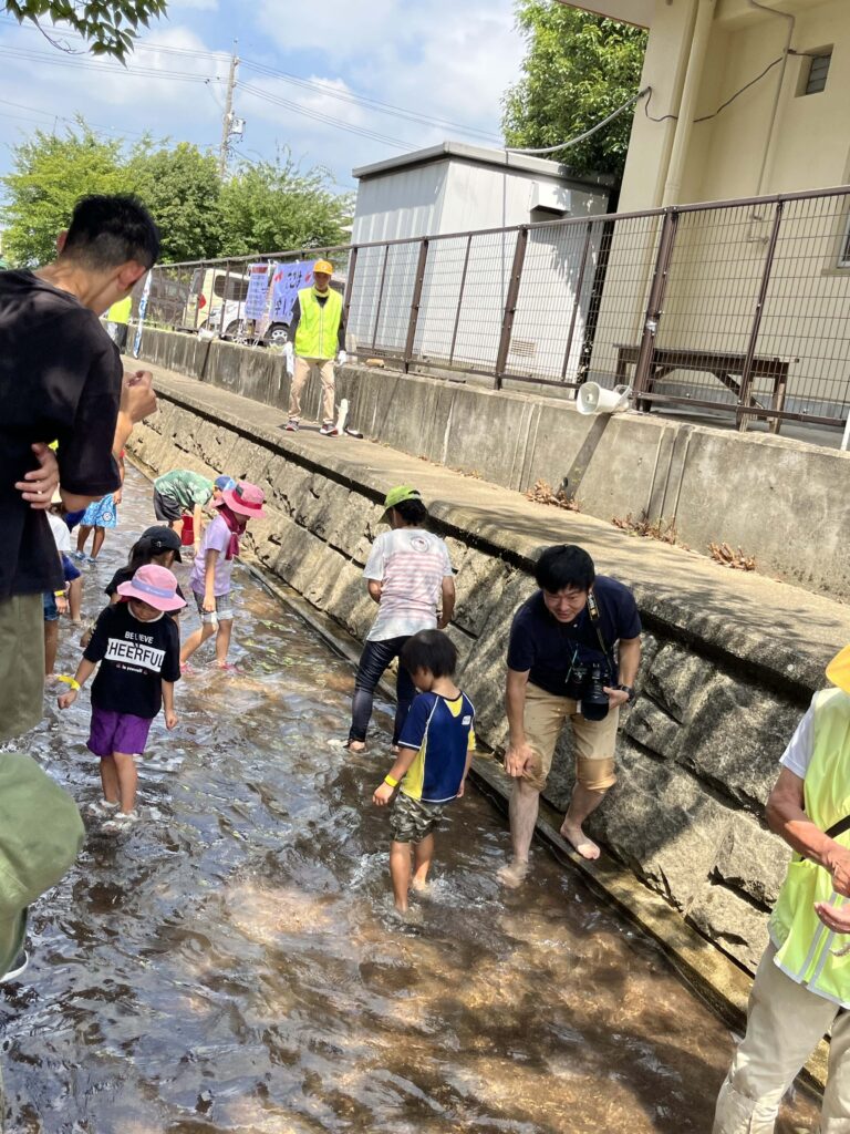 魚のつかみ取り大会を開催しました