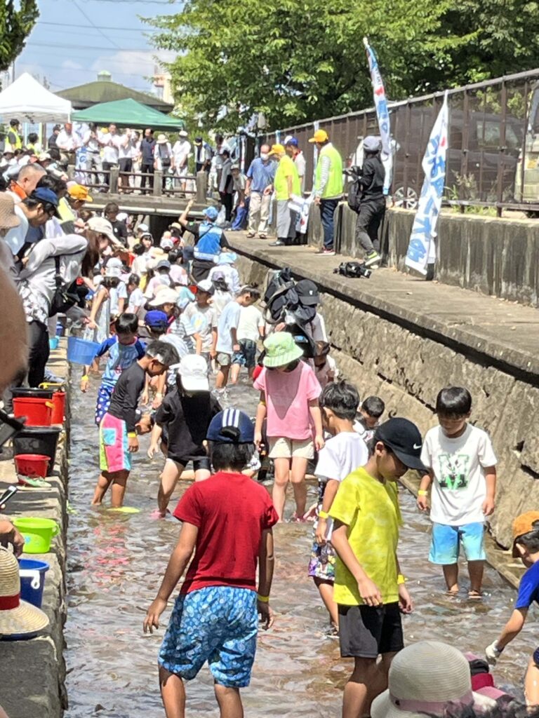 魚のつかみ取り大会を開催しました